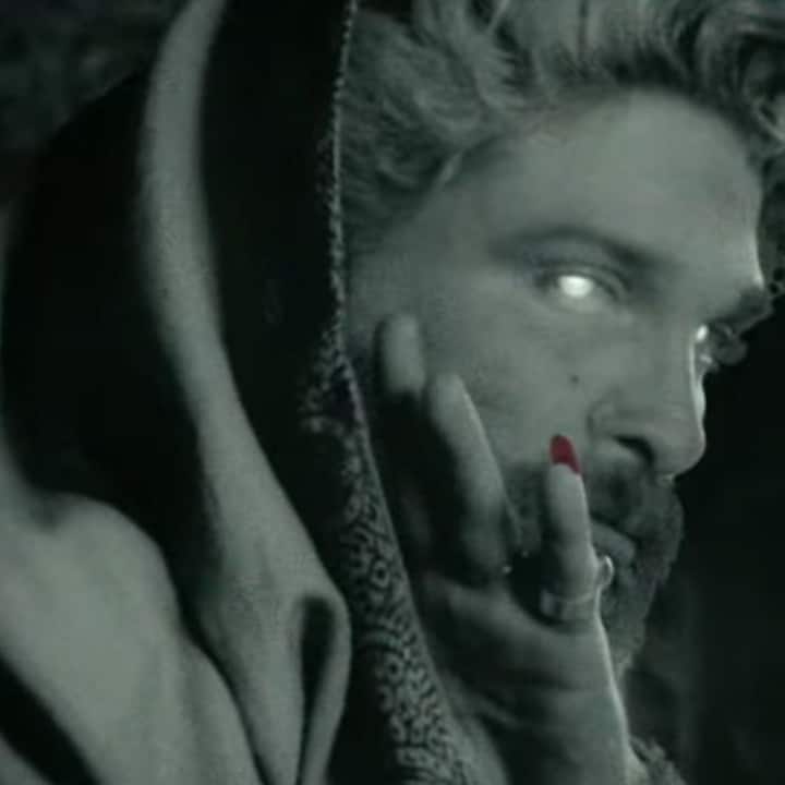 இதில் புஷ்பாவிற்கு வயதானது போலவும் காட்சிகள் இடம் பெற்றுள்ளன. இதனால், இக்கதையில் புஷ்பாவுடைய ஃப்ளேஷ் பேக் கதை தொடருமோ என பலர் கேள்வியெழுப்பி வருகின்றனர்.