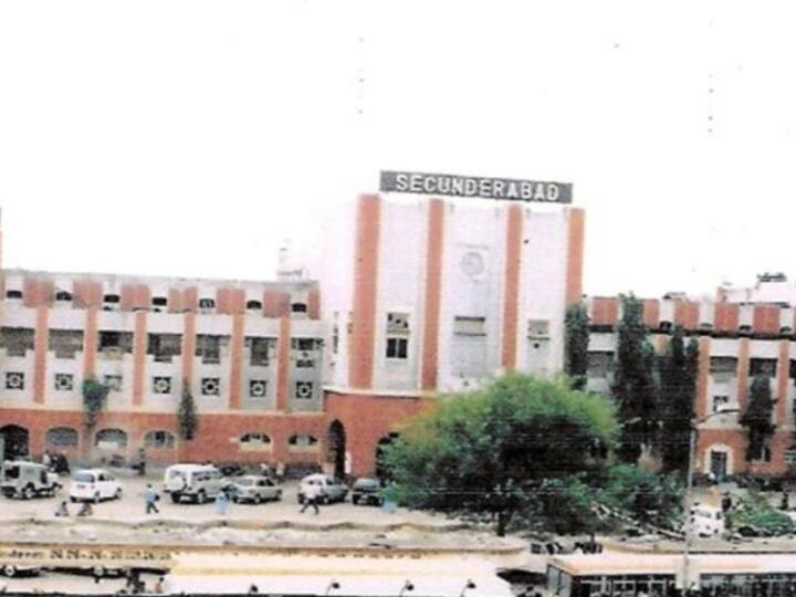 इसका निर्माण 1870 में शुरू हुआ और 1874 में ये लाइन पूरी हो गई. इसके बाद इस लाइन को काजीपेट फिर इसके बाद विजयवाड़ा तक बढ़ाया गया. साल 1899 में विजयवाड़ा और चेन्नई सेंट्रल के बीच ब्रॉड गेज कनेक्शन खोला गया. इससे दोनों शहरों के बीच रेल यात्रा संभव हो गई. साल 1916 में एक और रेलवे टर्मिनल कांचीगुडा रेलवे स्टेशन को इसका मुख्यालय बनाया गया.