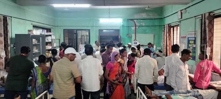 Nashik News More than 50 people admitted in hospital due to food poisoning incident Thangaon Barhe in Surgana Nashik News : काल्याच्या महाप्रसादानंतर 50 हून अधिक जणांना विषबाधा, सुरगाण्यातील ठाणगाव बाऱ्हे येथील प्रकार