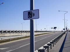 सड़क के किनारे लगे इस वाले कैमरा के सिंबल का क्या मतलब होता है? समझिए इसमें क्या खास है