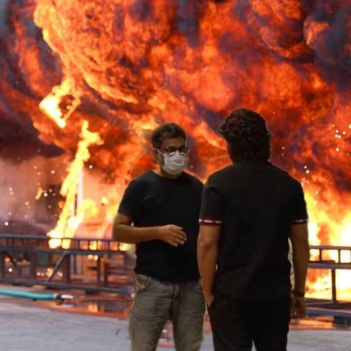 சொன்னது போலவே, இன்று அந்த டீசரை வெளியிட்டுள்ளனர். அதில், திருப்பதி சிறையிலிருந்து 2004ஆம் ஆண்டு புஷ்பா தப்பித்து விட்டதாகவும் அவனை போலீஸார் சுட்டுக்கொன்றதாகவும் தகவல்கள் வெளியாகிறது. இதனால் போராட்டம் வெடிக்கிறது