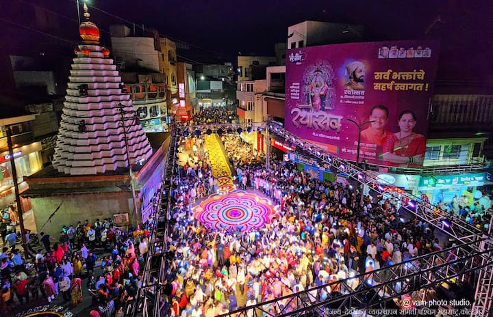 रथोत्सव मार्गावर आकर्षक रांगोळ्या व फुलांचा सडा सजवण्यात आला होता.