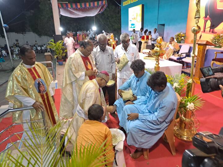 பெரிய வியாழன்; வேளாங்கண்ணியில் இயேசுபிரான் சீடர்களின் பாதங்களை கழுவும் புனித சடங்கு
