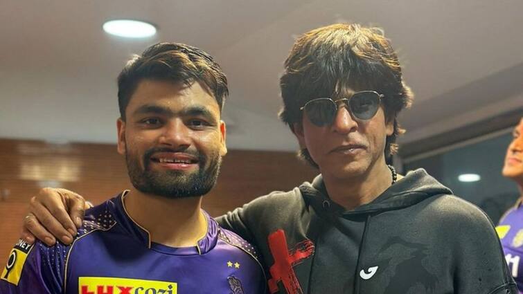 Rinku Singh sings KKR's anthem on Shahrukh Khan's request in KKR Dressing Room after RCB win KKR Dressing Room: দুর্দান্ত জয়ের পর শাহরুখের অনুরোধে সাজঘরে গায়কের ভূমিকায় রিঙ্কু, গাইলেন কেকেআরের অ্যান্থেম