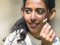 'மன்னவன் பேரைச் சொல்லி மல்லிகை சூடிக் கொண்டேன்..'பாரிஸில் பாடகி பிரியங்கா!