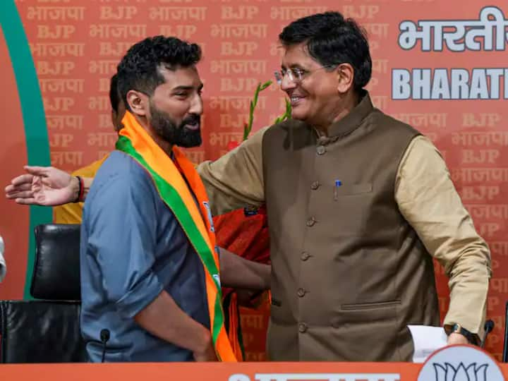 Anil Antony Joins BJP Brother Ajith Antony Tell Condition Of His Father AK Antony Says He Never Seen Him In Such Pain Anil Antony Joins BJP: भाई के BJP में जाने पर छोटे बेटे ने बताया एके एंटनी का हाल, 'मैंने पापा को इतना दुखी कभी नहीं देखा, आंसू...'