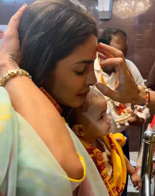 પ્રિયંકાની સાથે તેની આખી ટીમ મંદિરમાં દર્શન માટે પહોંચી હતી. મંદિર પરિસરમાં ફોટોગ્રાફ્સ લેવાની મનાઈ છે તેમ છતાં તેમને આવી વીઆઈપી ટ્રીટમેન્ટ આપવામાં આવી રહી છે, જેના કારણે કેટલાક સોશિયલ મીડિયા યુઝર્સ નારાજ છે.