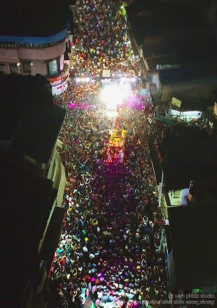 रथावरील चांदीचे नक्षीकाम अद्यापही पूर्ण झालेलं नाही, पण विद्युत रोषणाईने रथ देखणा दिसत होता.