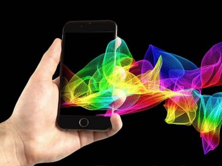 Phone Under 25,000 : मार्केट में कम कीमत में बढ़िया फोन चुनना किसी चुनौती से कम नहीं है. हमने 25 हजार के बजट में आने वाले बेस्ट फोन के बारे में बताया है, जिनमें धांसू फीचर्स हैं और बजट भी फिट है.