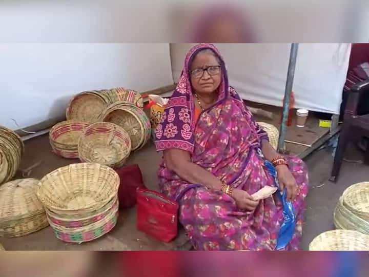 Chandrapur MLA kishor  jorgewar  mother sells bamboo baskets during Mahakali yatra Chandrapur: आमदाराची आई महाकालीच्या यात्रेत विकते बांबूच्या टोपल्या,  लेकाचे नाव ऐकाल तर व्हाल आश्चर्यचकित