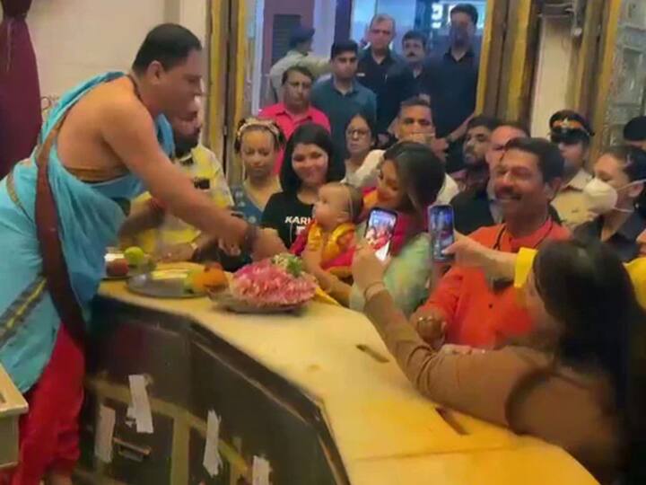 सिद्धिविनायकाच्या मंदिरात फोटो किंवा व्हिडीओ काढण्यास बंदी असूनही प्रियंकाला फोटो कसे काढू दिले असा प्रश्न नेटकरी उपस्थित करत आहेत.
