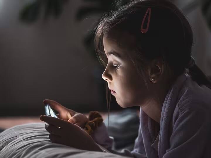 Myopia symptoms using digital screens in children is causing myopia disease Eye Disease:શું આપના બાળકને પણ થઇ ગઇ છે મોબાઇલની આદત, સ્ક્રિન કોન્ટેક્ટથી થઇ શકે છે આ બીમારી