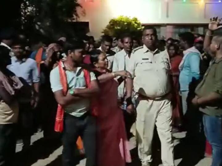 Bhagalpur villagers attacked the police team that reached to arrest the accused fiercely beaten Bihar News Bihar: भागलपुर में आरोपी को गिरफ्तार करने पहुंची पुलिस टीम पर हमला, ग्रामीणों ने की दौड़ा-दौड़ा कर पिटाई