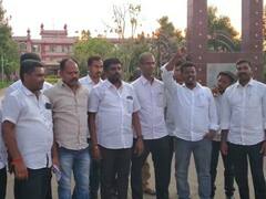 கரூர் வழக்கறிஞர் சங்க தேர்தலை நடத்த கோரி நீதிமன்றம் முன்பு  ஆர்ப்பாட்டம்