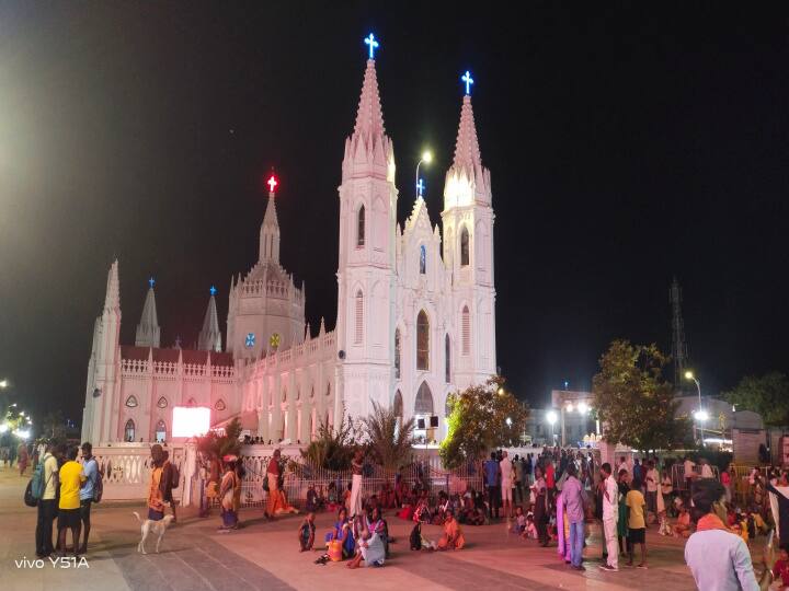 The holy ritual of washing the feet of Jesus' disciples at Velankanni temple TNN பெரிய வியாழன்; வேளாங்கண்ணியில் இயேசுபிரான் சீடர்களின் பாதங்களை கழுவும் புனித சடங்கு