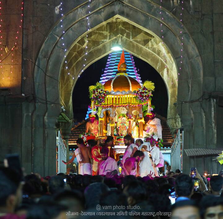 महाद्वार, गुजरी आणि भवानी मंडपादरम्यान देवीचे दर्शन घेण्यासाठी अलोट गर्दी झाली होती.