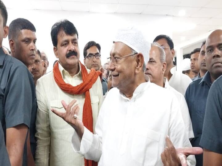 CM Nitish Kumar gave statement regarding BJP Congress and Mallikarjun Kharge During the Iftar party in patna Nitish Kumar Statement: इफ्तार पार्टी पर विपक्ष के आरोप पर CM नीतीश बोले- BJP के लोग अलग होने के बाद क्या-क्या बोलते हैं