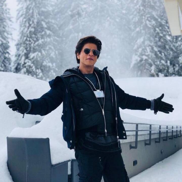 शाहरुख ने बताया कि वो दिल्ली से मुंबई पहली बार ट्रेन से आए थे. उन्होंने अपनी सीट रिजर्व कराई थी लेकिन उन्हें नहीं पता था कि मुंबई में घुसने के बाद हर ट्रेन लोकल ट्रेन बन जाती है. मुंबई में घुसते ही ट्रेन में लोगों की भीड़ आई और एक परिवार उनकी सीट पर बैठना चाहता था.