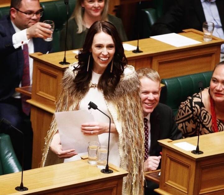 जैसिंडा अर्डर्न 2017 में सबसे कम उम्र की महिला प्रधानमंत्री बनी थीं, ये वो वक्त था जब न्यूजीलैंड आर्थिक संकट का सामना कर रहा था. और, प्राकृतिक आपदाओं के कारण सबसे बुरे दौर में था.