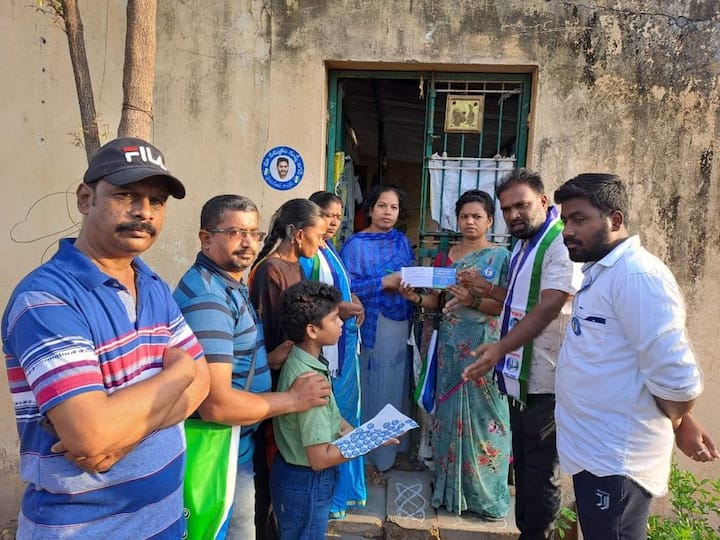 సంతృప్తి చెందితేనే ఆశీస్సులు ఇవ్వండి అంటూ వైసీపీ నేతలు, కార్యకర్తలు ప్రచారం