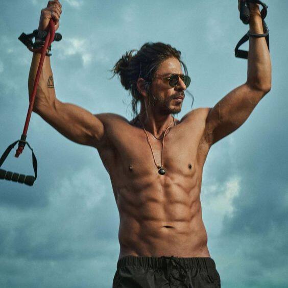 शाहरुख खान ने करीब दो दशक के करियर में एक से बढ़कर एक हिट दी है और करोड़ों फैन्स की बदौलत उन्हें किंग खान का खिताब भी हासिल हुआ है. लेकिन कई बार फैन्स भी अपने स्टार को करीब पाकर थोड़े बहक जाते हैं.