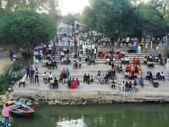 सासाराम में नदी किनारे इंटरनेट के लिए दूर-दूर से पहुंच रहे हैं लोग, दिन भर जुटी रहती है भीड़