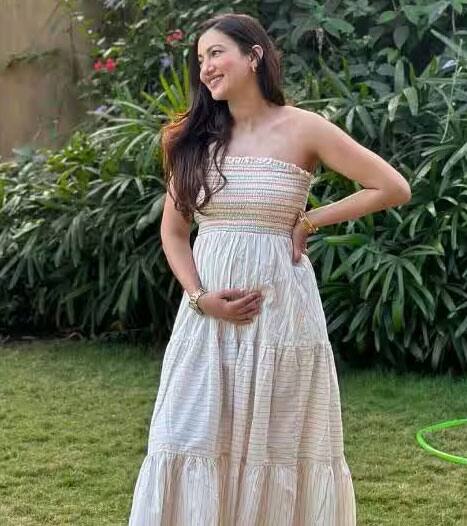 गौहर खान इन दिनों अपने बेबी बंप के साथ कैमरे में कैद हो रही हैं. 39 साल की एक्ट्रेस मां बनने जा रही हैं. गौहर ने देर से शादी की और जल्द ही वो मां बनने जा रही हैं.