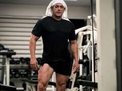 सिर पर तौलिया डाले सलमान ख़ान ने शेयर की मज़ेदार फोटो, लेकिन आपकी नज़र कहीं और ही रुक जाएगी!