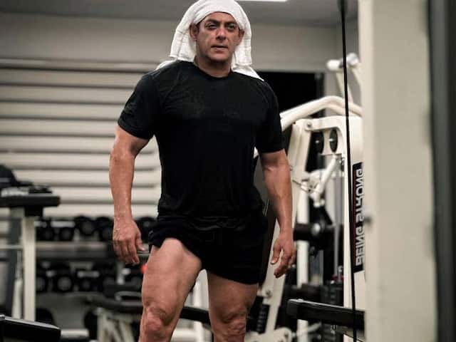 Salman Khan Flaunts Her Fitness At The Age Of 57 Shares Latest Photo From Gym See Here | सिर पर तौलिया डाले Salman Khan ने शेयर की मज़ेदार फोटो, लेकिन आपकी नज़र