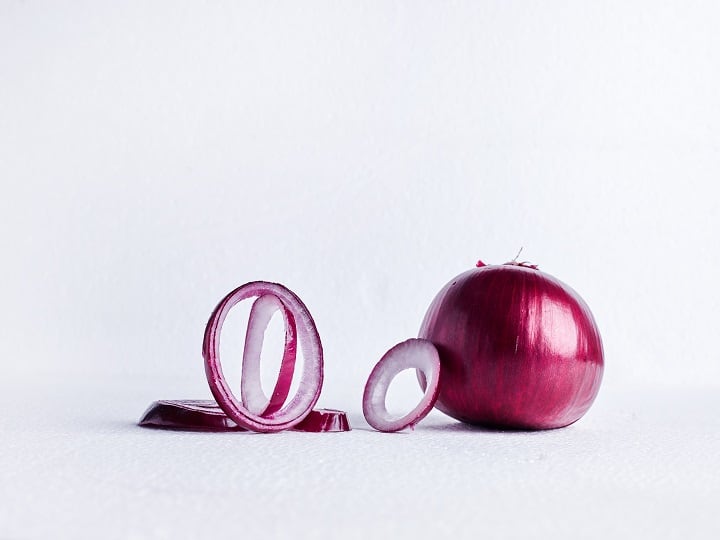 Onion juice benefits is good for preventing hair fall Onion Benefits: क्या वाकई गंजों के सिर पर बाल उगा देती है प्याज? जानिए इसके पीछे का लॉजिक