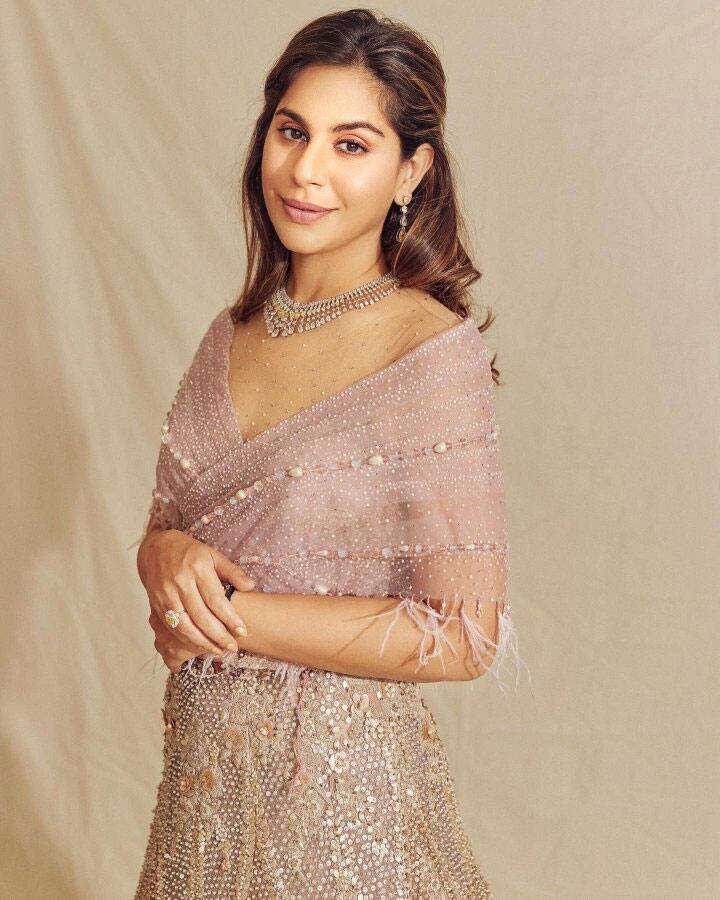 राम चरण की पत्नी उपासना भी मां बनने जा रही हैं.  33 साल की उपासना शादी के के 10 साल बाद अपने पहले बच्चे की स्वागत की तैयारी कर रही हैं. राम चरण और उपासना अपने पहले बच्चे के जन्म को लेकर काफी एक्साइटेड हैं.