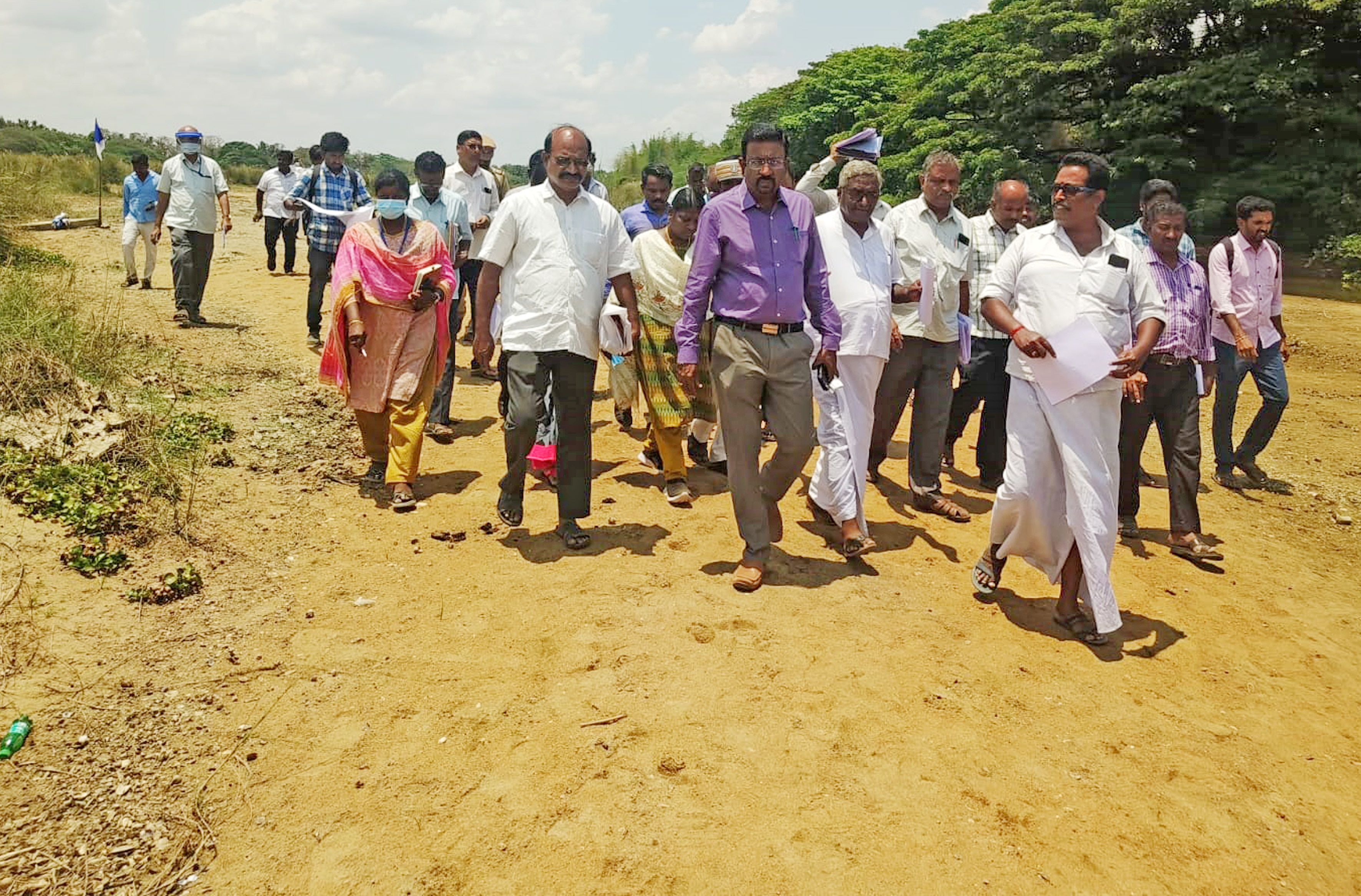 சென்னை உயர்நீதிமன்ற மதுரை கிளை உத்தரவின்படி காவிரி, கொள்ளிடம் ஆற்றில் தஞ்சை கலெக்டர் ஆய்வு