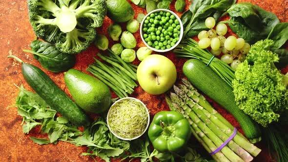 લંચમાં લીલા શાકભાજી અને કઠોળનો સમાવેશ કરવો જ જોઈએ. લીલા શાકભાજી અને કઠોળમાં જોવા મળતા ગુણો શરીરને ઘણા ફાયદા પહોંચાડવામાં મદદ કરી શકે છે.