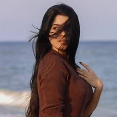 Divya Bharthi: ‘சகியே நீயாரடி கை தீண்டும் பௌர்ணமி… கொஞ்சம் நில்லு’ பேச்சிலர் நாயகியின் கடற்கரை க்ளிக்ஸ்!