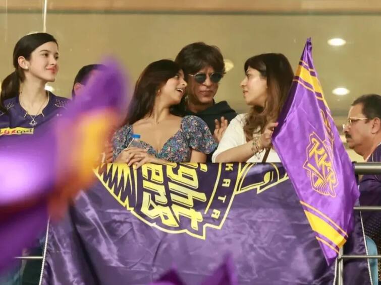 Shah Rukh Khan Grooves To 'Jhoome Jo Pathaan' At KKR Match, Suhana And Shanaya Kapoor Also Spotted Shah Rukh Khan Grooves To 'Jhoome Jo Pathaan' At KKR Match, Suhana And Shanaya Kapoor Also Spotted