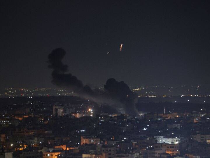 Israel forces launch air raids on Gaza lebanon after clashes at Jerusalems Al-Aqsa Mosque Israel Strike Gaza: लेबनान ने इजरायल पर लगा दी रॉकेटों की झड़ी, पीएम नेतन्याहू के ऑर्डर के बाद इजरायली सेना का जवाबी हमला