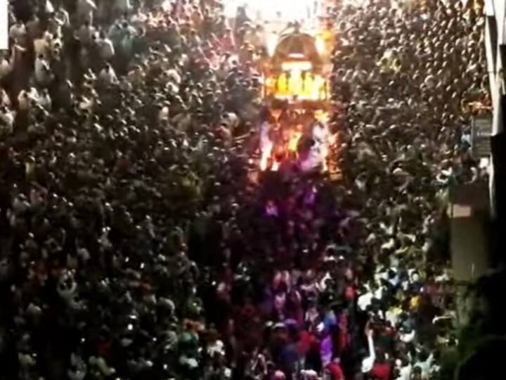 देवस्थान समितीने साकारलेल्या नवीन सागवानी रथातून हा सोहळा सजला.