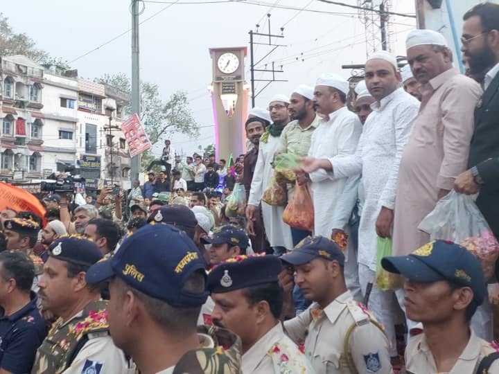 Muslims shower flowers on procession taken out on occasion of Hanuman Jayanti in Bhopal MP ANN Bhopal News: हनुमान जयंती पर भोपाल में दिखी गंगा-जमुनी तहजीब, मुस्लिम समुदाय ने शोभा यात्रा पर बरसाए फूल