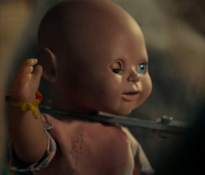 ஒரு குடும்பம் அல்லது ஒரு ஜோடி அல்லது சுற்றுலா சென்றுள்ள நண்பர்கள் எதிர்கொள்ளும் அமானுஷ்ய நிகழ்வே, இந்த ஈவிள் டெட் தொடரின் வழக்கமான கதைக்கருவாகும்