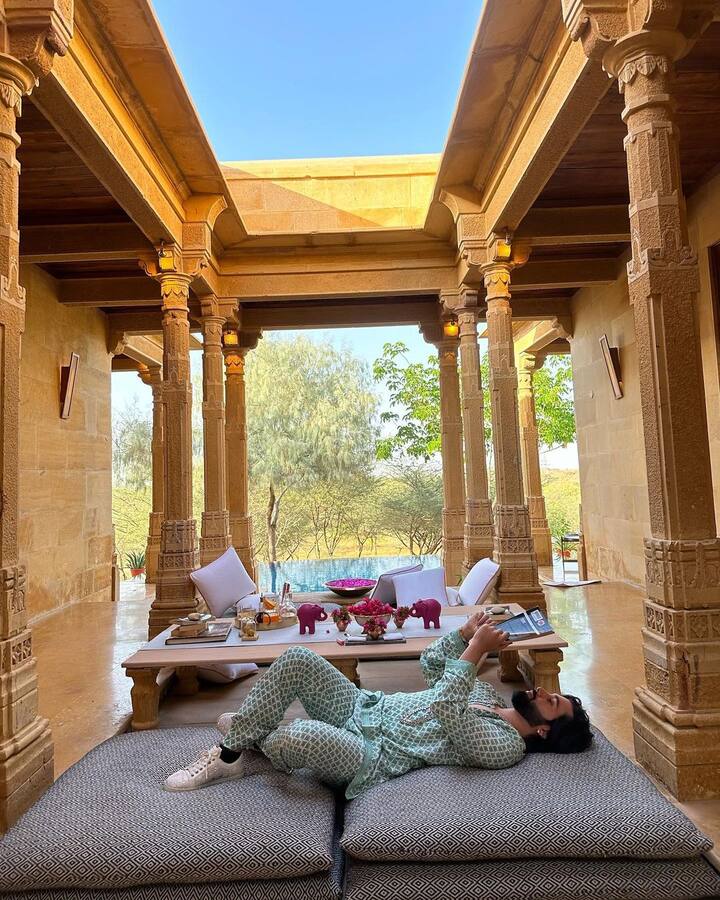 ये तस्वीरें ओरी अवात्रामणि ने अपने इंस्टाग्राम अकाउंट पर शेयर की हैं. जिसमें वो सूर्यागढ़ पैलेस में एंजॉय कर रहे हैं.