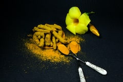 Turmeric health risks: हल्दी वाला दूध बढ़ा सकता है आपकी मुसीबत... जानिए कैसे