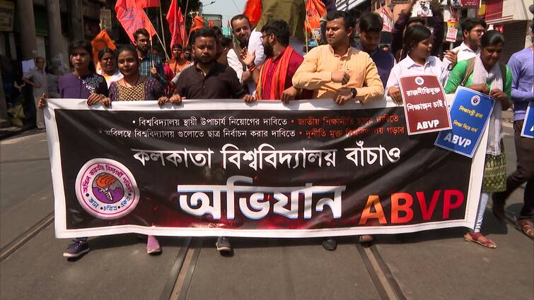 ABVP Agitation Protesting Corruption Allegation In University Of Calcutta On College Street ABVP Agitation:ABVP-র কলকাতা বিশ্ববিদ্যালয় বাঁচাও অভিযান ঘিরে উত্তেজনা কলেজ স্ট্রিটে