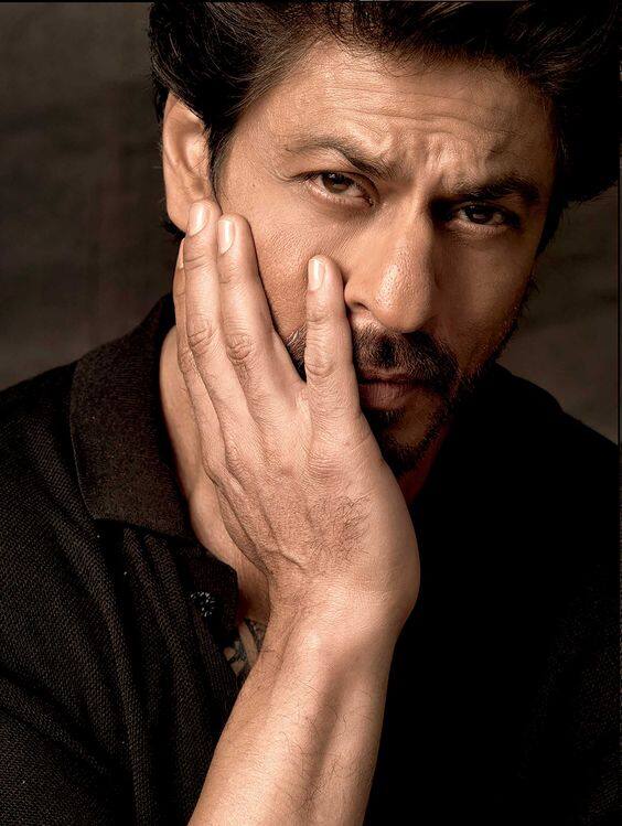 जब उनसे पूछा गया कि वो पहली बार मुंबई प्लेन से आए थे या फिर ट्रेन से. इसके जवाब में शाहरुख ने एक दिलचस्प किस्सा सुनाया. जिसमें उन्होंने बताया कि कैसे एक महिला ने सीट को लेकर उन्हें थप्पड़ मार दिया था.