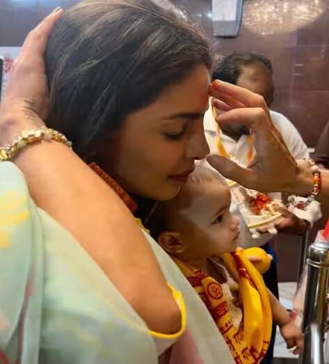 બોલિવૂડ એક્ટ્રેસ પ્રિયંકા ચોપરા આ દિવસોમાં મુંબઈમાં છે. હાલમાં જ તે તેની આગામી સીરિઝ 'સિટાડેલ'ના પ્રીમિયરમાં જોવા મળી હતી. પ્રિયંકા ચોપરા સિદ્ધિવિનાયક મંદિરમાં દર્શન માટે પહોંચી હતી.