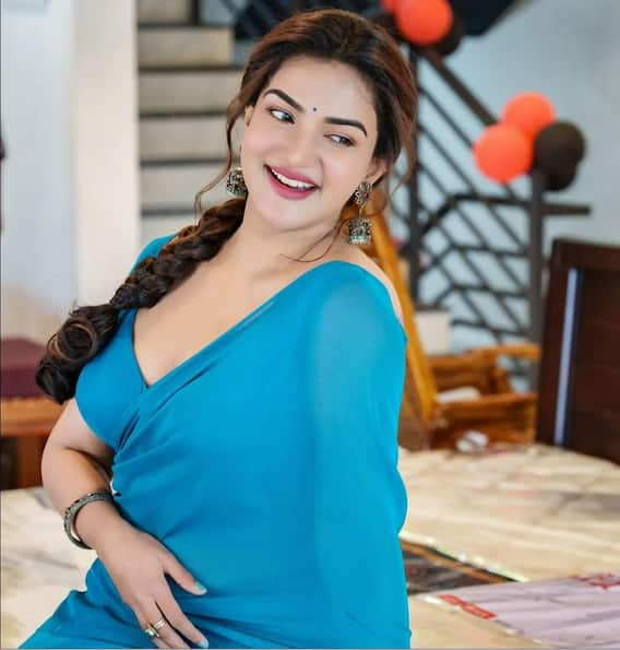 Honey Rose Photo: ब्लू साड़ी में एक्ट्रेस हनी रोज कातिलाना अंदाज में नजर आ रही हैं