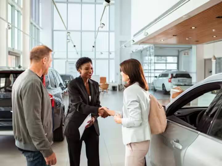 car dealer margin on car sell know how much a dealer earn on one cae sell check here details Car Dealer Margin: 10 ਲੱਖ ਦੀ ਕਾਰ ਵੇਚ ਕੇ ਸ਼ੋਅਰੂਮ ਮਾਲਕ ਕਿੰਨੇ ਪੈਸੇ ਕਮਾਉਂਦੇ ਹਨ?