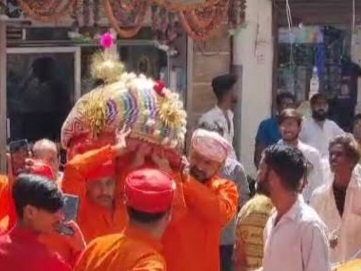 Hanuman Jayanti 2023 Udaipur Lord Mansha Poorn Hanuman Worn 1111 Meter Long Mewari Turban Shobha Yatra ann Hanuman Jayanti 2023: भगवान मंशापूर्ण हनुमान को पहनाई गई 1111 मीटर लंबी मेवाड़ी पगड़ी, निकली गई विशाल शोभायात्रा