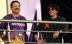 IPL 2023 : दोन 'किंग' एकाच फ्रेममध्ये! शाहरुखची मैदानातच विराटला 'जादू की झप्पी'; Photo व्हायरल