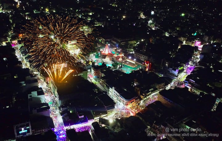 देवीची आरती झाल्यानंतर तोफेची सलामी देऊन रथोत्सव सोहळ्याला प्रारंभ झाला.