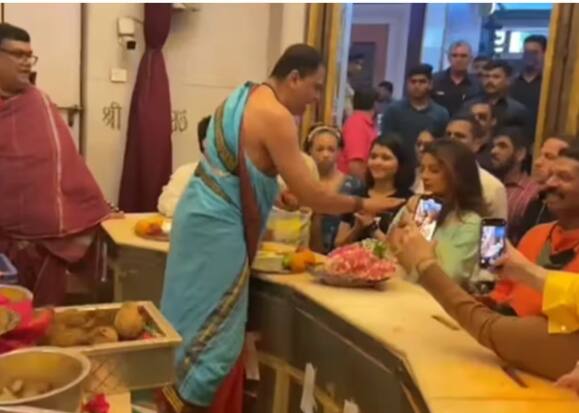 प्रियंकाने मालतीसह सिद्धिविनायकाचं दर्शन घेतल्याने चाहते तिचं कौतुक करत आहेत.